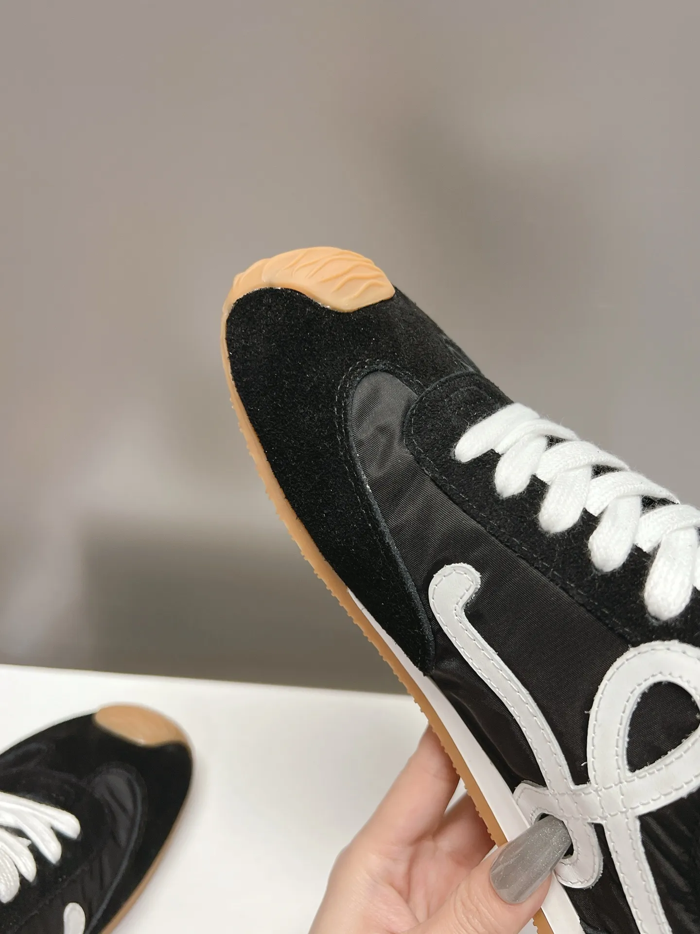 👟👟Ex-factory price 540👟👟 Original BALLET RUNNER2.0 Loewe ballet shoes! Asymmetrical toe shape, Loewe's signature design! Super soft, light and flexible wave pattern original T👟👟factory price U bottom, (not ordinary rubber bottom) original cover last + strong top craftsmanship wrapping feeling, first-class comfort! The 3D injection molded rubber LOEWE logo on the heel gives this shoe a retro and elegant interpretation, and incorporates modernity and LOEWE's unique style. There are so many colors and pictures will be updated one after another. Code number: 35-40 (41 customized)
